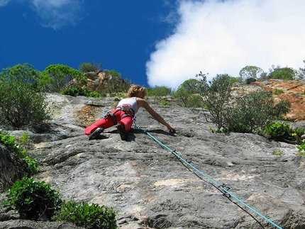 Sardegna arrampicata, Domusnovas - Martina Cufar in visita a Chinatown, una decina di anni fa.