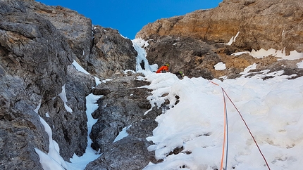 Dolomiti di Brenta, Cima d'Ambiez, Gianni Canale, Demis Lorenzi, Aldo Mazzotti - Cima d'Ambiez in Dolomiti di Brenta: Aldo Mazzotti sale il quarto tiro di Filo d'Ambiez