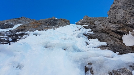 Dolomiti di Brenta, Cima d'Ambiez, Gianni Canale, Demis Lorenzi, Aldo Mazzotti - Cima d'Ambiez in Dolomiti di Brenta: il terzo tiro di Filo d'Ambiez (Gianni Canale, Demis Lorenzi, Aldo Mazzotti 14/12/2018)