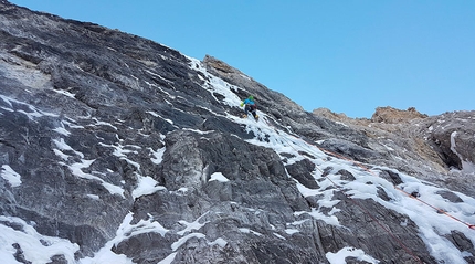 Dolomiti di Brenta, Cima d'Ambiez, Gianni Canale, Demis Lorenzi, Aldo Mazzotti - Durante la prima salita Filo d'Ambiez sulla Cima d'Ambiez in Dolomiti di Brenta (Gianni Canale, Demis Lorenzi, Aldo Mazzotti 14/12/2018)