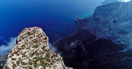 Video tutorial arrampicata, chiodare dal basso, Maurizio Oviglia - Punta Giràdili in Sardegna, dove Maurizio Oviglia ha girato gran parte del secondo video tutorial l'etica che segue, insieme Rolando Larcher e molti altri, quando chioda una via dal basso