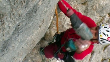 Video tutorial arrampicata, chiodare dal basso, Maurizio Oviglia - Rolando Larcher chiodando dal basso in Dolomiti di Brenta