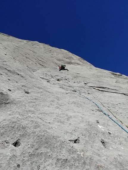 Via Attraverso il Pesce, Marmolada, Dolomiti, Marco Cordin, Giovanni Malfer - Marco Cordin sulle placche d’argento della Via del Pesce in inverno (Marmolada, Dolomiti)