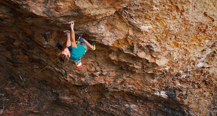 Jakub Konečný climbs Catxasa at Santa Linya, his first 9a+