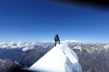 Sharphu II, Nepal, Spencer Gray, Aivaras Sajus - Spencer Gray in cima allo Sharphu II, Nepal, Himalaya il 26 ottobre 2018, dopo la prima salita della montagna con Aivaras Sajus
