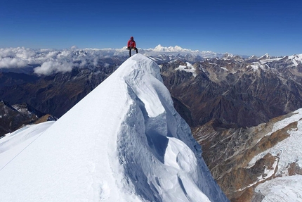 Sharphu II, Nepal, Spencer Gray, Aivaras Sajus - Aivaras Sajusin cima allo Sharphu II, Nepal, Himalaya il 26 ottobre 2018, dopo la prima salita della montagna con Spencer Gray