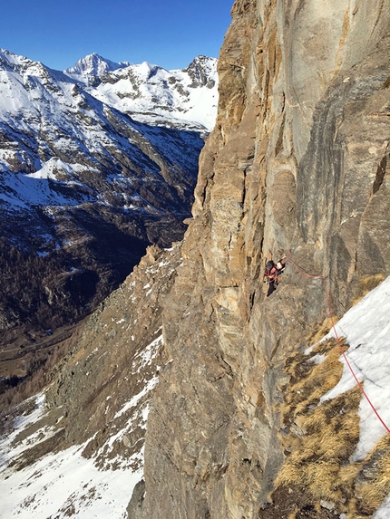 Becca di Verconey, Federica Mingolla, Matteo Giglio, Monster - Federica Mingolla sul traverso dell'ottavo tiro della via Monster, Becca di Verconey, liberata in prima invernale insieme a Matteo Giglio