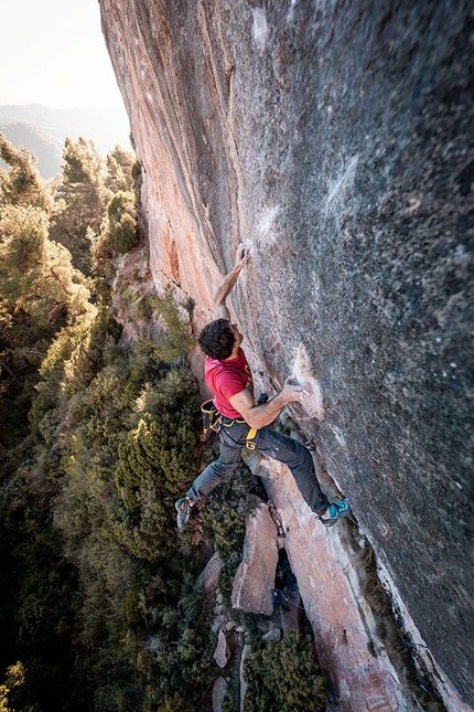 Marcello Bombardi, Siurana - Marcello Bombardi affronta la sezione chiave di L'odi social 8c+ a Siurana, Spagna