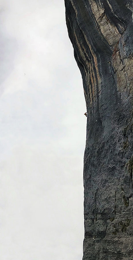 Alexander Huber apre in solitaria Mauerläufer 8b+ a Waidringer Steinplatte in Austria
