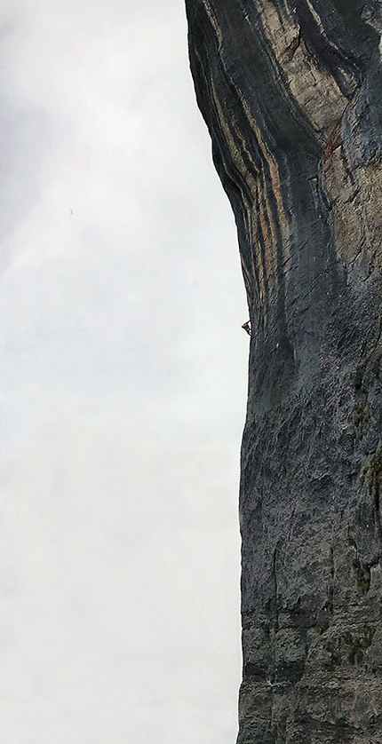 Alexander Huber apre in solitaria Mauerläufer 8b+ a Waidringer Steinplatte in Austria