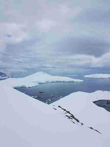 Lungo la frastagliata costa della penisola Antartica