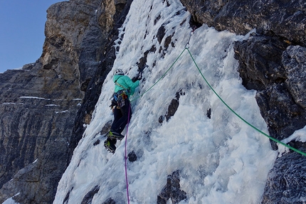 Cima Tosa, Dolomiti di Brenta, Ines Papert, Luka Lindič - Ines Papert durante la prima ripetizione di Selvaggia sorte, Cima Tosa (Dolomiti di Brenta), effettuata il 01/01/2019 con Luka Lindič