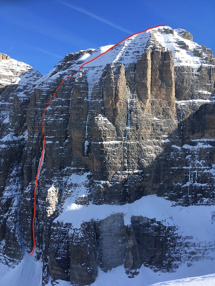 Cima Tosa, Dolomiti di Brenta, Ines Papert, Luka Lindič - Il tracciato Selvaggia sorte, Cima Tosa (Dolomiti di Brenta). In blu la linea di Tomas Franchini e Alessandro Lucchi, in rosso la salita di Ines Papert e Luka Lindič