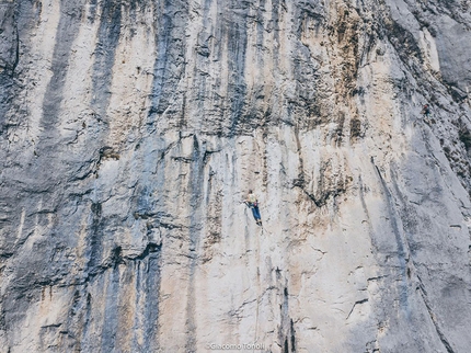 Lo Specchio, Val d’Adige - Andrea Simonini in arrampicata allo Specchio, Val d’Adige