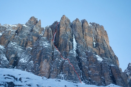Cima Tosa, Brenta Dolomites, Luka Lindič, Fabian Buhl - Sau hladno! up Cima Tosa, Brenta Dolomites, first ascended by Luka Lindič and Fabian Buhl. The obvious central drip in prima conditions is Selvaggia Sorte