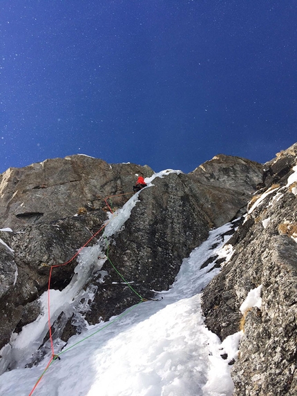 Aiguille Rouges de Rochefort, Mont Blanc, Denis Trento, Marco Farina, Marco Majori, Andrea Peron - Marco Farina making the first ascent of Spirito di adattamento, Aiguille Rouges de Rochefort, Mont Blanc massif (Denis Trento, Marco Farina, Marco Majori, Andrea Peron 01/2019)