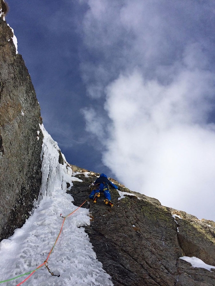 Aiguille Rouges di Rochefort, Monte Bianco, Denis Trento, Marco Farina, Marco Majori, Andrea Peron - Aiguille Rouges di Rochefort: durante la prima salita di Spirito di adattamento (Denis Trento, Marco Farina, Marco Majori, Andrea Peron 01/2019)