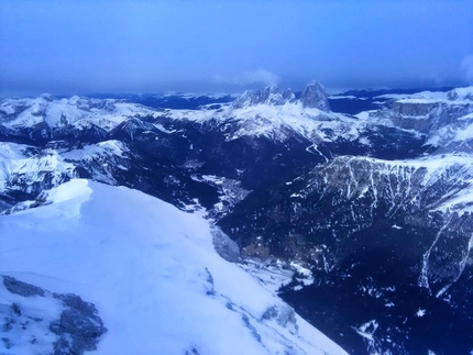 Gran Vernel, Dolomiti, Stefano Tononi, Federico Dell’Antone - Gran Vernel parete NE, Dolomiti: su neve seguire fino all'affilatissima vetta, seguendo la via Platter Giambisi Battisti Farnia (Stefano Tononi, Federico Dell’Antone 01/2019)