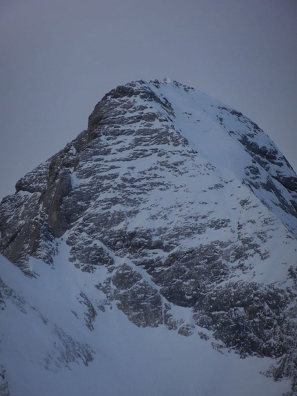 Gran Vernel, Dolomiti, Stefano Tononi, Federico Dell’Antone - Gran Vernel parete NE, Dolomiti: la base della piramide rocciosa sommitale dove passa la via Platter Giambisi Battisti Farnia (Stefano Tononi, Federico Dell’Antone 01/2019)