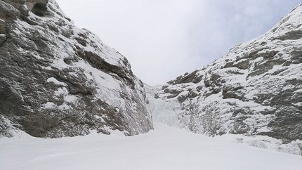 Gran Vernel, Dolomiti, Stefano Tononi, Federico Dell’Antone - Gran Vernel parete NE, Dolomiti: il primo salto ghiacciato della via Platter Giambisi Battisti Farnia
