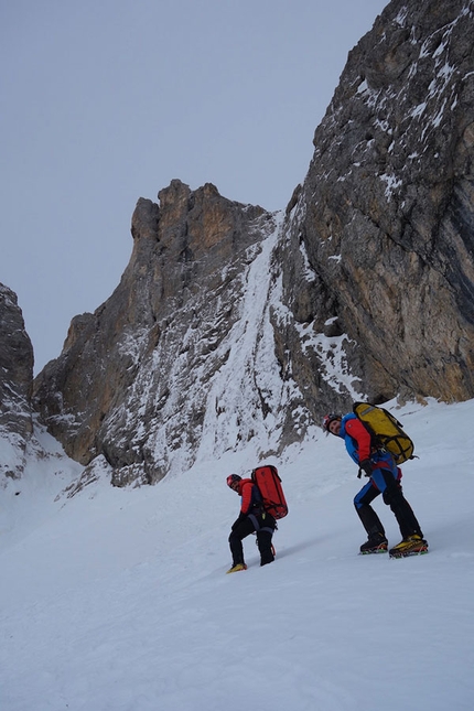 Cima del Focobon, Dolomites, Simone Banal, Alessandro Beber, Matteo Faletti, Marco Pellegrini, Marco Zanni - La Bella e la Bestia, Cima del Focobon, Dolomites: at the base of the wall