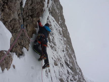 Cima del Focobon, Dolomites, Simone Banal, Alessandro Beber - La Bella, Cima del Focobon, Dolomites: Alessandro Beber starting up pitch 2