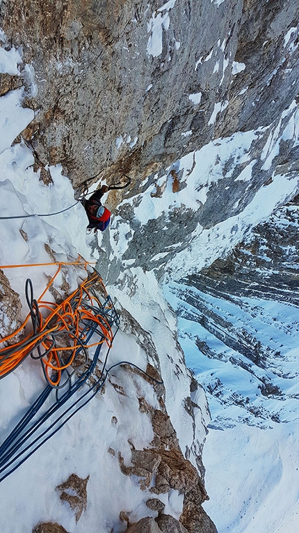 Pelmo Dolomites, Pelmoon, Enrico Geremia, Fabrizio della Rossa, Daniele Geremia - Pelmoon, Pelmo, Dolomites: reaching the belay of pitch 9