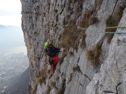 Via dei Ragni, Medale, Paolo Grisa, Jessica Locatelli, Raffaele Ferrari - Via dei Ragni in Medale: il traverso su toppe che conduce alla sosta di falce e martello