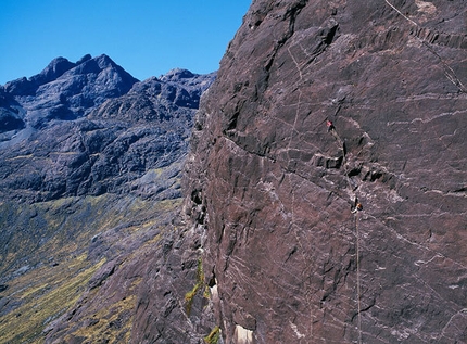 Arrampicata trad: Dave Birkett sale Skye Wall in Scozia