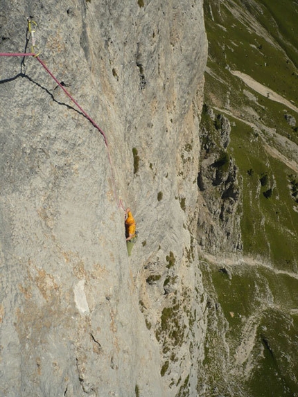 2 spit alla fine - Cima d'Auta - Luca Auguadri sul quarto tiro di '2 spit alla fine' sulla Cima d'Auta