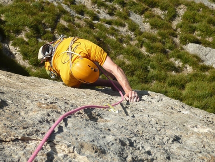 2 spit alla fine - Cima d'Auta - Luca Auguadri sul primo tiro di '2 spit alla fine' sulla Cima d'Auta