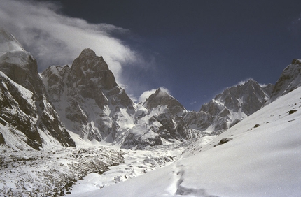 Enrico Rosso - Latok 3 visto dal ghiacciaio Bahinta Lukpar. Il pilastro Sud-Ovest sulla destra - Karakorum 1988