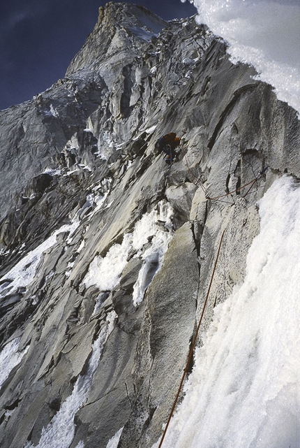 Enrico Rosso - Fabrizio Manoni in arrampicata sulle prime fasce di roccia della parete Nord-Est dello Shivling Garhwal Himalaya - 1986
