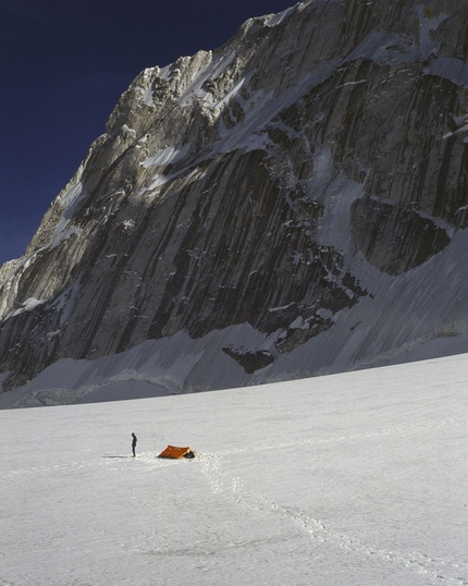 Enrico Rosso - Giancarlo Ruffino al bivacco sul ghiacciaio alla base del pilastro Nord-Est del Talay-Sagar, Garhwal Himalaya - 1994