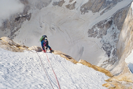 Enrico Rosso - Alessandro Vanetti in salita sulla parte superiore del pilastro Nord-Est del Talay-Sagar - Garhwal Himalaya 1994