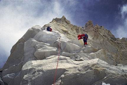 Enrico Rosso - Enrico Rosso in salita sulla cresta Est dello Shivling pochi metri prima del raggiungimento della calotta glaciale sommitale - Garhwal Himalaya 1986