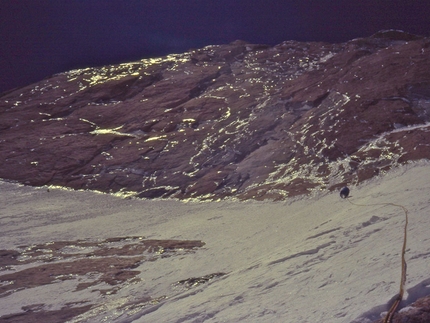 Enrico Rosso - Enrico Rosso in salita verso l'ultima grande fascia rocciosa del pilastro Sud-Ovest del Latok 3 - Karakorum 1988 