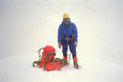 Enrico Rosso - Enrico Rosso sulla cima del pilastro Sud del Nuptse (6902 m) - Himalaya del Nepal 1989