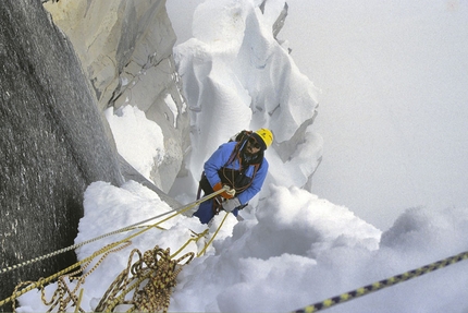Enrico Rosso - In discesa sulla Diamond Tower - le condizioni meteo e di innevamento non lasciano più speranze per continuare la scalata (pilastro Sud del Nuptse) - Himalaya del Nepal 1987