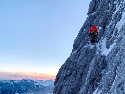 Sass de Putia, Dolomiti, Simon Gietl, Mark Oberlechner - Mark Oberlechner durante la prima salita di Kalipe, Sass de Putia, Dolomiti, insieme a Simon Gietl il 26/01/2019