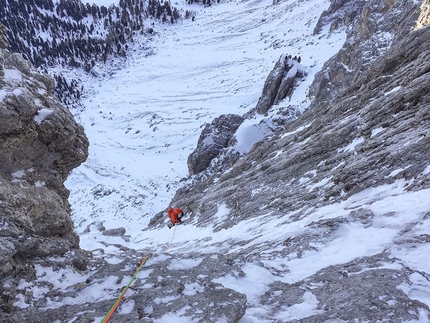 Sass de Putia, Dolomiti, Simon Gietl, Mark Oberlechner - Simon Gietl durante la prima salita di Kalipe, Sass de Putia, Dolomiti, insieme a  Mark Oberlechner il 26/01/2019