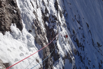 Langkofel Dolomites, Caddymania, Alessandro Baù, Giovanni Zaccaria - Caddymania, Langkofel Dolomites: on the traverse on pitch 1