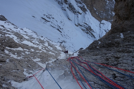 Sassolungo Dolomiti, Caddymania, Alessandro Baù, Giovanni Zaccaria - Caddymania, Sassolungo Dolomiti: L3, 60 metri su ghiaccio sottile