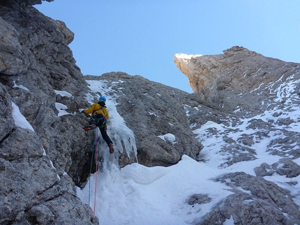 Sassolungo Dolomiti, Caddymania, Alessandro Baù, Giovanni Zaccaria - Alessandro Baù sull'esile candela iniziale del terzo tiro di Caddymania, Sassolungo Dolomiti