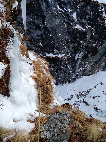 Valle del Lys, Valle di Gressoney, Umberto Bado, Amedeo Giobbio - Necho e la Luna in Valle del Lys:  ecco perchè è meglio non uscire dalla cascata per fare sosta