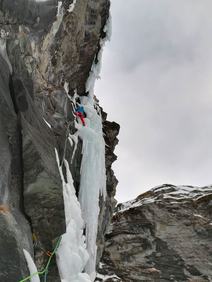 Necho e la Luna, nuova cascata di ghiaccio in Valle del Lys di Umberto Bado e Amedeo Giobbio