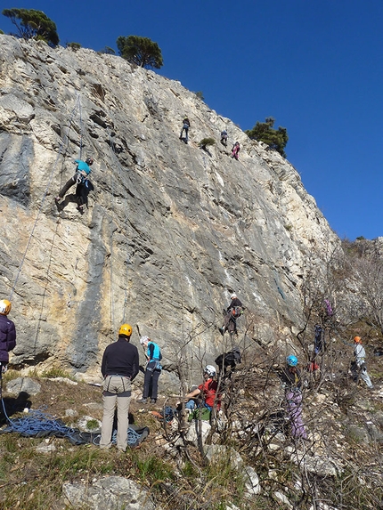 Falesia Cateissoft, Valle di Susa, Monte Cateissard, Andrea Giorda - Cateissoft: istruttori della Scuola Gervasutti puliscono la parete