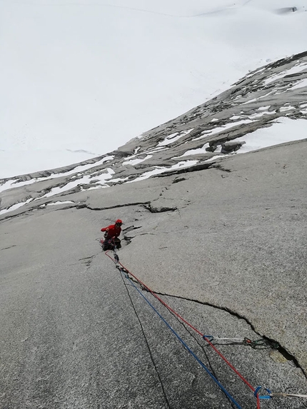 Aguja de la S, Fitz Roy, Patagonia, Iker Pou, Eneko Pou - Aguja de la S: the crux pitch of Haizea (Iker Pou, Eneko Pou 01/2019)