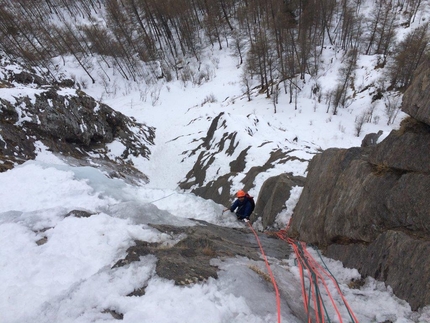 Ezio Marlier, Valle di Ollomont, Valle d'Aosta - Alberto Pierotti durante la prima salita di Albice in Valle di Ollomont, Valle d'Aosta, con Ezio Marlier