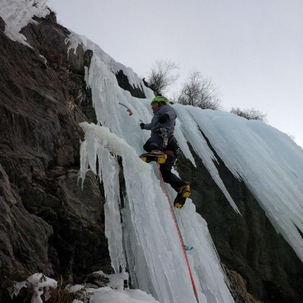 Ezio Marlier apre due nuove vie di ghiaccio e misto a Ollomont in Valle D'Aosta